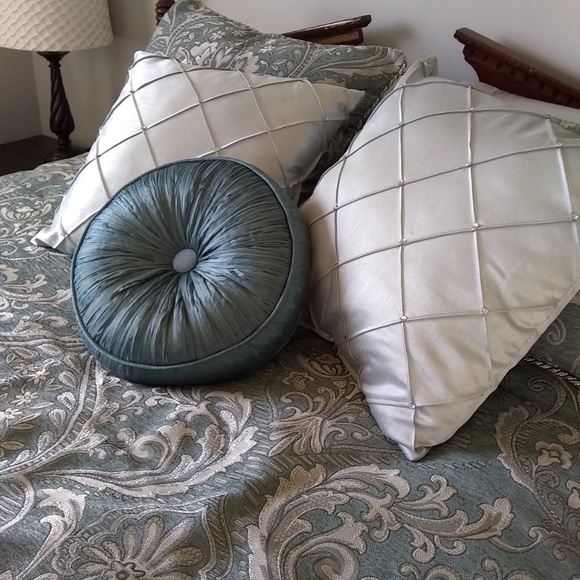 Croscill Queen size Bedding Set- Gabijel - Picture 2 of 5